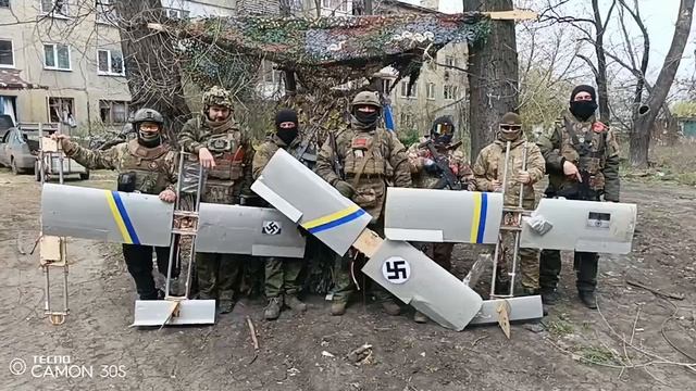 Наши демонстрируют сбитые  украинские беспилотники со свастикой!