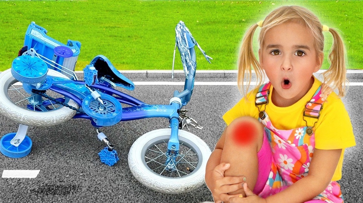 Алис и её тётя помогают обработать небольшую рану