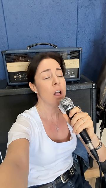 «Всё хорошо со мною ! Я в порядке. Вот видишь, улыбаюсь в ответ. Но только мне известно, что цунами