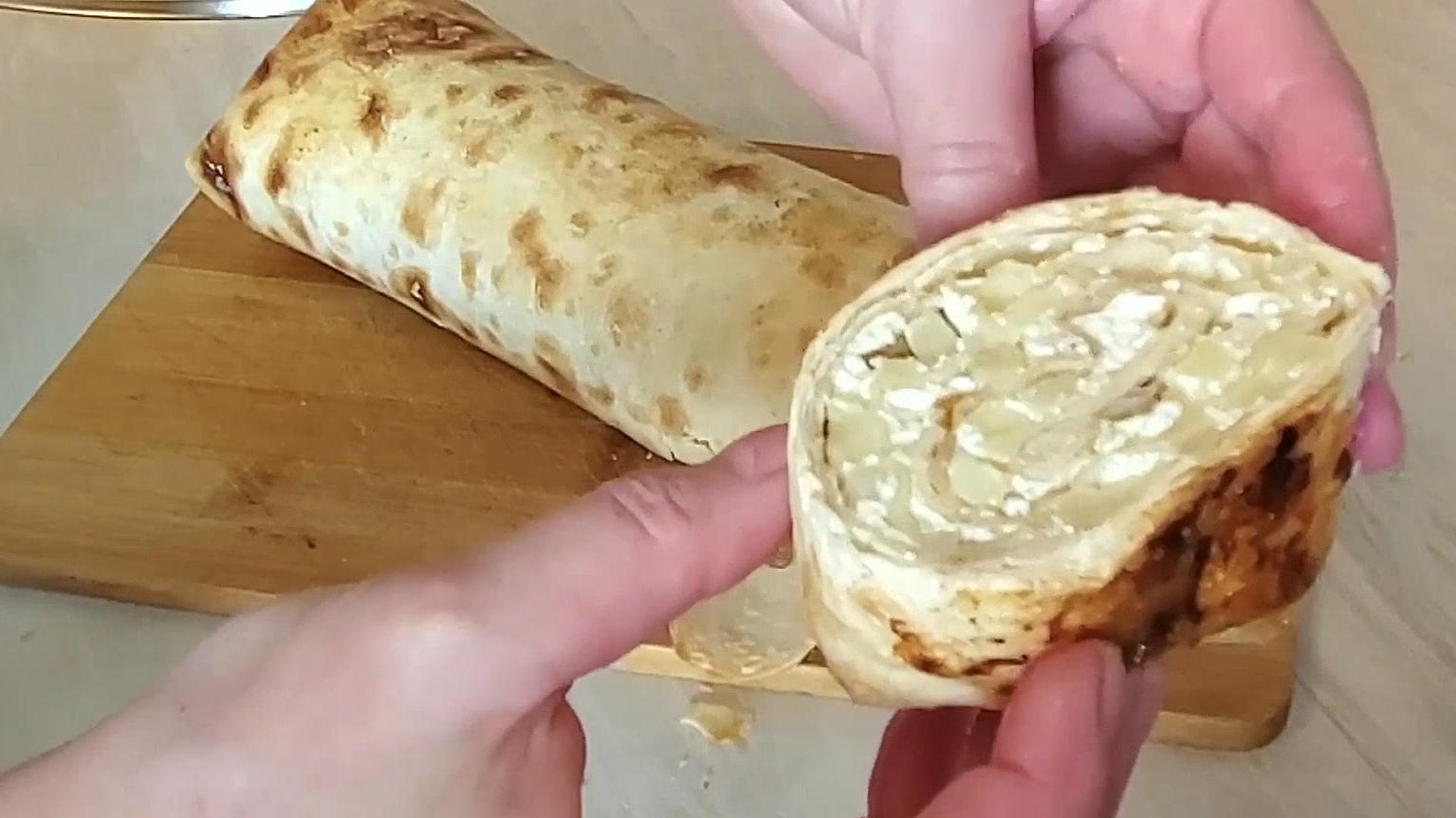 Рулет к чаю с творогом и яблоками!