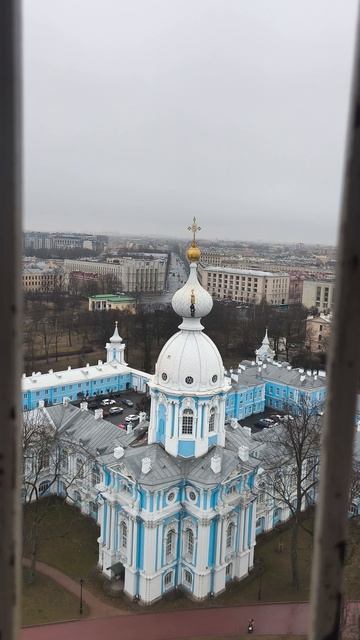 Вид со смотровой площадки Смольного собора на Суворовский проспект.