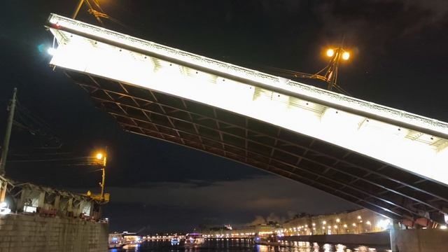 Разведение Литейного моста