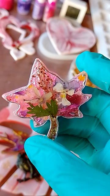 🦋Новые броши из эпоксидной смолы.
#брошиизэпоксиднойсмолы 
#изделияизэпоксиднойсмолы