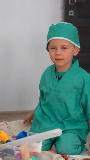 1 Ребенок играет в доктора и учится лечить больных