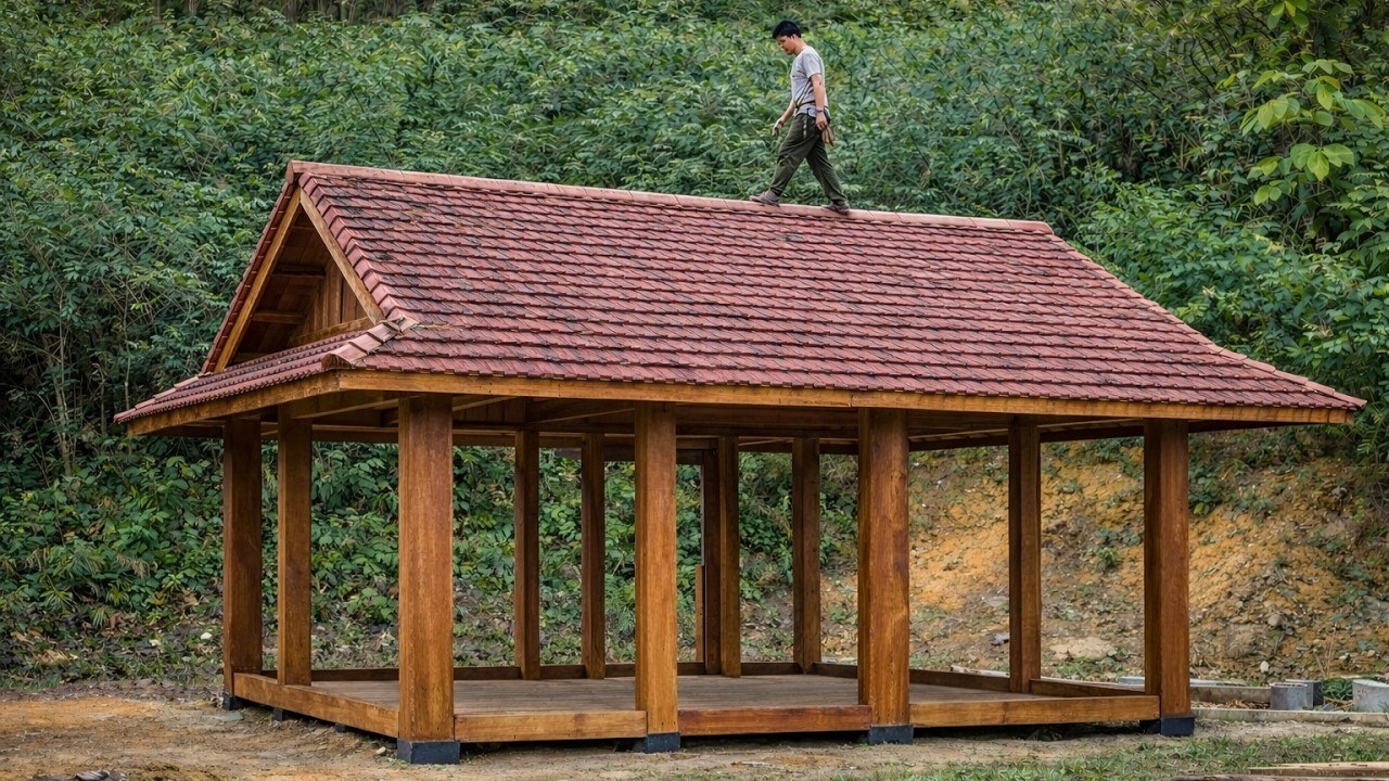 Мужчина строит деревянный дом своей мечты. Жизнь во Вьетнаме