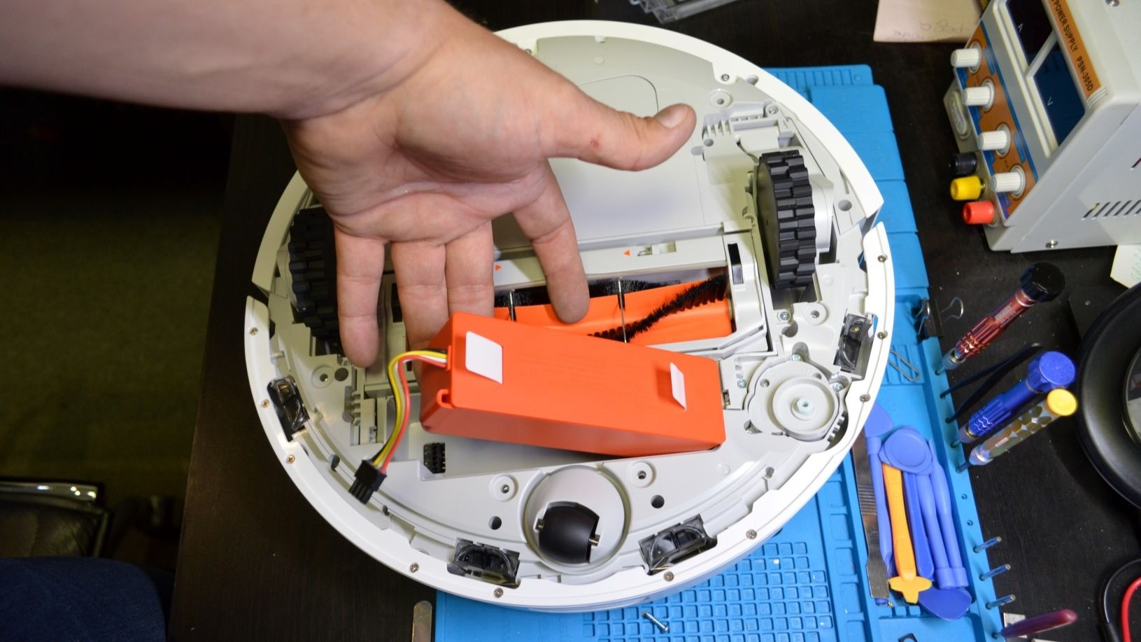 Ремонт Xiaomi Mi Robot Vacuum Mop 2 (MJST1SHW) Простая замена аккумулятора своими руками.