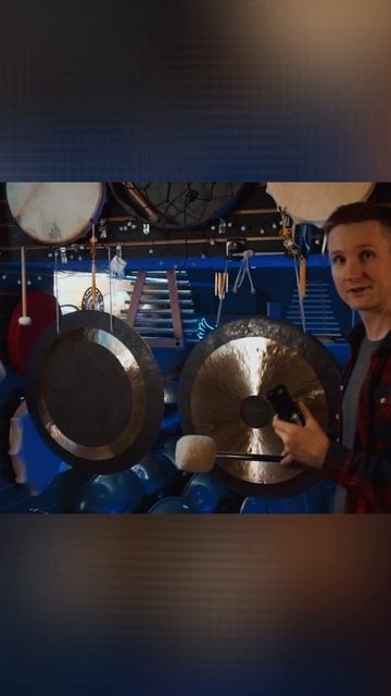 Почему эти гонги выглядят одинаково, а стоят по-разному?