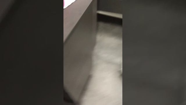 убирающий у себя в комнате