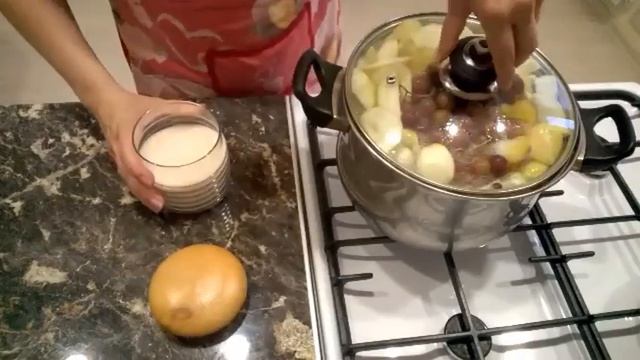 Компот из яблок и ягод. Как сварить яблочный компот.