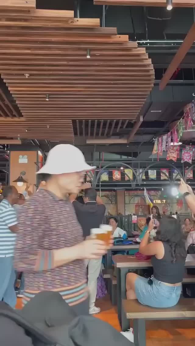 Индийцы веселятся в баре в Дананге