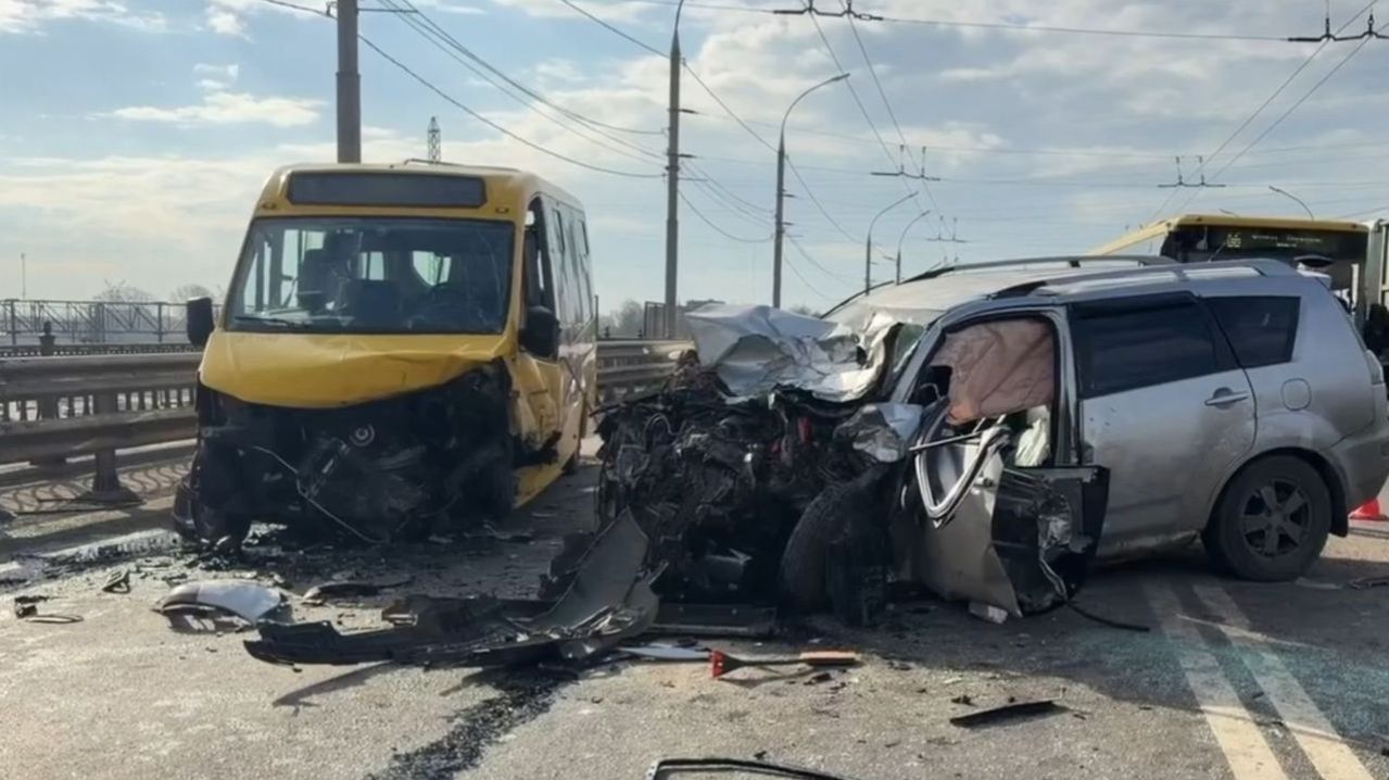 Легковой автомобиль врезался в пассажирский автобус в Ярославле. Девять человек пострадали