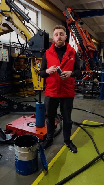 Синяя смазка EP-2 враг для гидромолота, и вот почему: