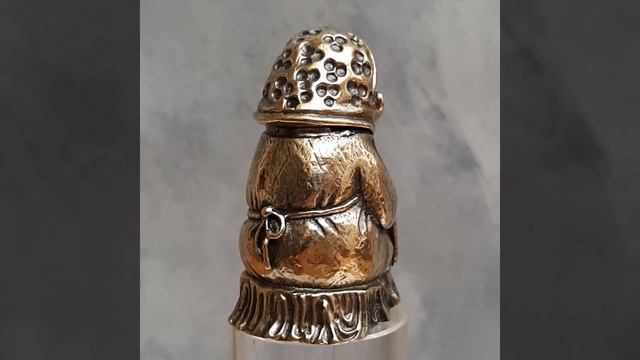 Статуэтка литая с янтарем Бабушка с котом 5 х 3 см