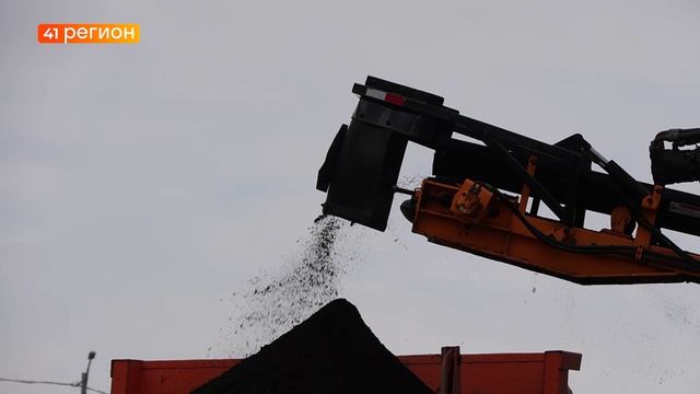 «СПЕЦДОРРЕМСТРОЙ» ПРОДОЛЖАЕТ РАБОТЫ ПО УБОРКЕ ПЕСКА В ПЕТРОПАВЛОВСКЕ • НОВОСТИ КАМЧАТКИ