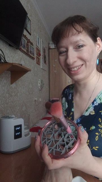 До сих пор не поняла нравится мне этот аппарат который заказала с ВБ для очищения макияжных кистей