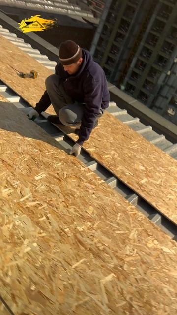 Монтируем сплошное основание на плоской кровле — крепим плиты на профнастил