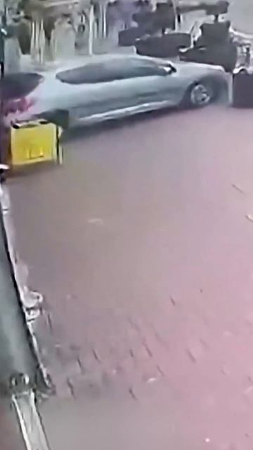 Грабители в масках протаранили машиной ломбард и вынесли оттуда золото