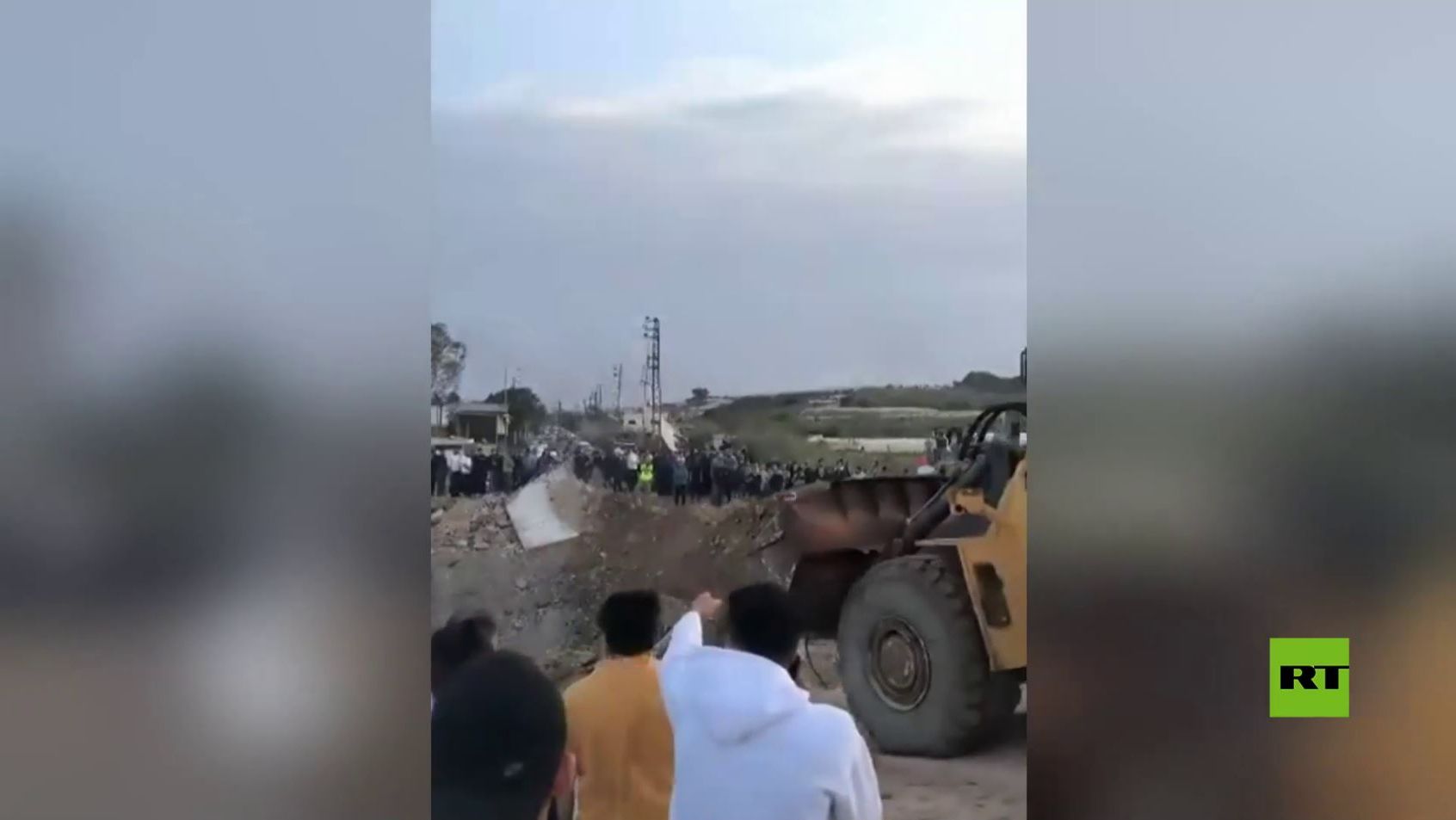 جنوب لبنان.. أعمال إعادة فتح جسر القاسمية بعد استهدافه من قبل غارة إسرائيلية