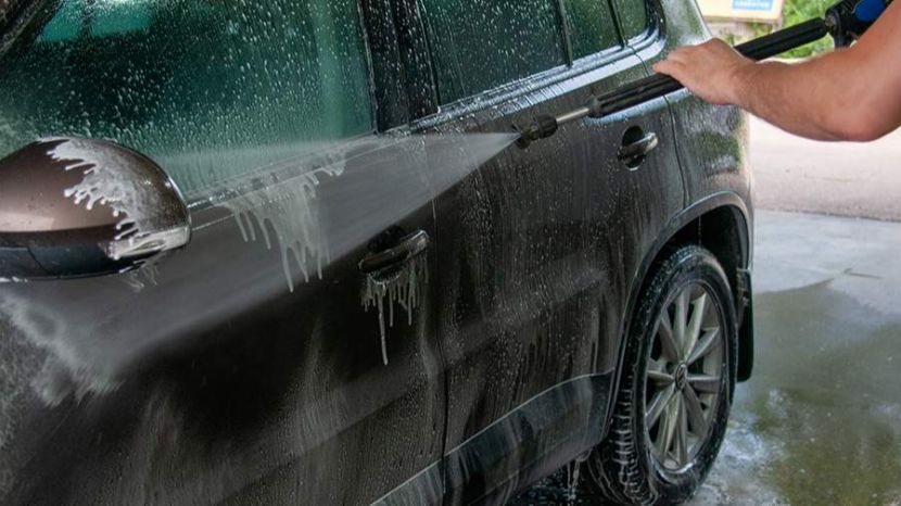 Юрист предупредил о штрафах за мойку автомобиля на даче
