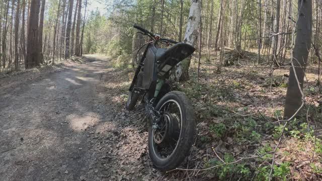 2026-04 электробайк везёт по весенней жиже в +15С