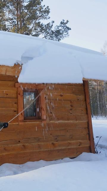 Самый быстрый способ очистить крышу от снега #зима #совет
