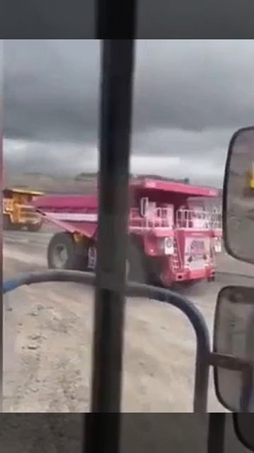 Женщина водитель карьерного самосвала