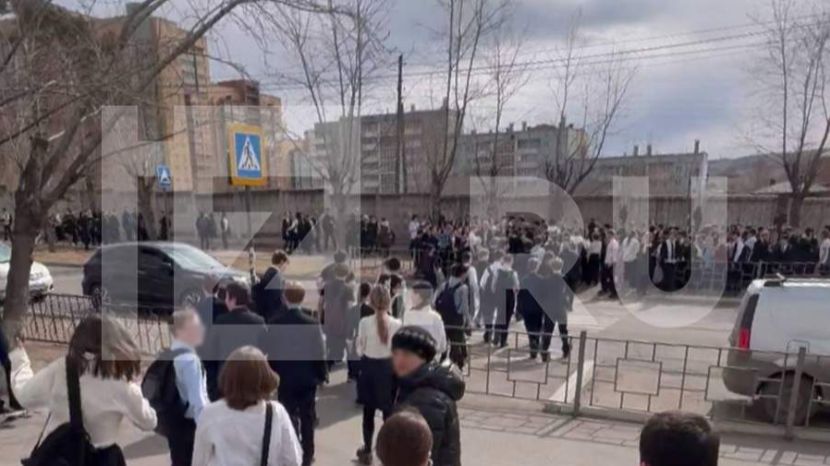 В Чите оцепили школу из-за муляжа бомбы