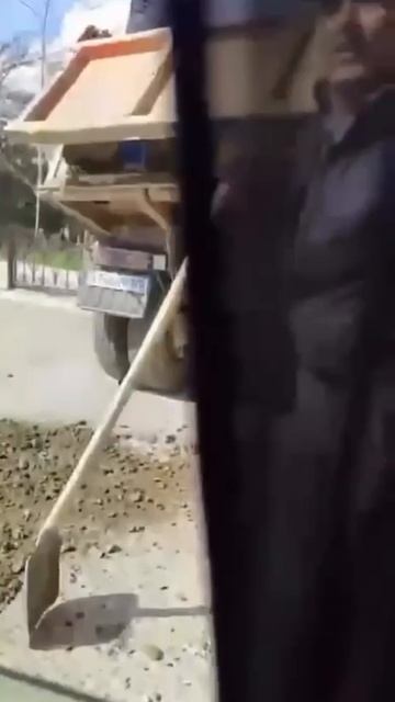 В Хасавюрте асфальт закончился, и вместо него гравием латают ямы.