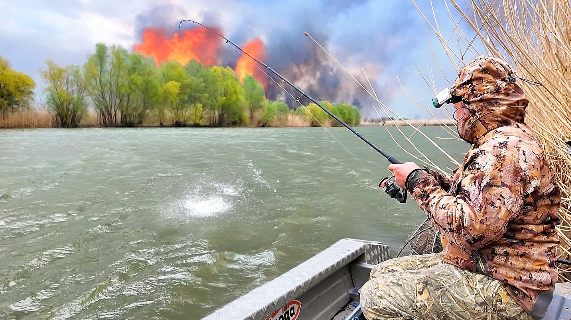 РЫБАЛКА ЖЕСТЬ! НО РЫБУ НАЛОВИЛ! РЫБАЛКА НА САЗАНА. Пожар, шторм, дождь. Копчёная рыба.