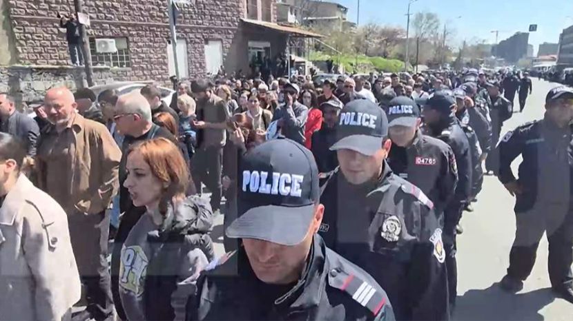 Опубликованы кадры марша сторонников Карапетяна в Ереване