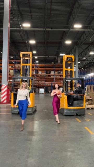 - Девчонки, надо срочно переместить погрузчик - Да не вопрос!