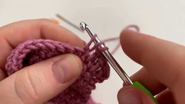 Осваиваем столбик с накидом — популярный элемент для лёгких и воздушных узоров