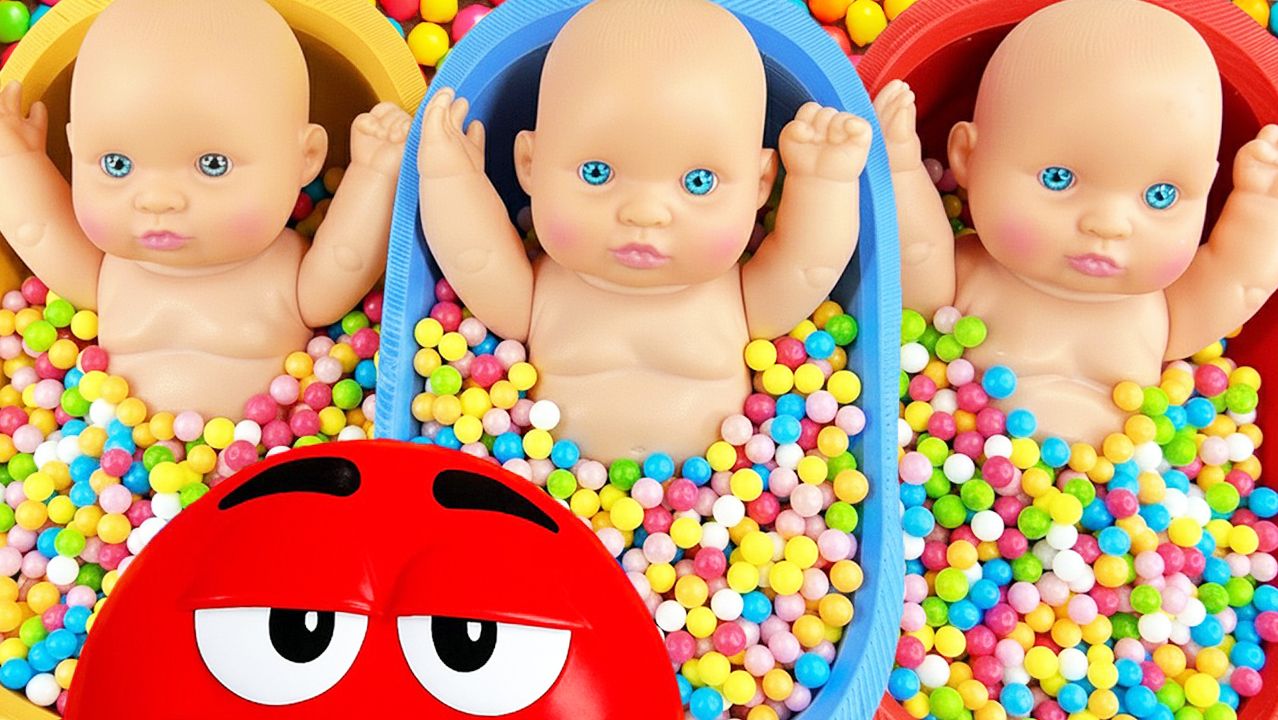 Мультики залипалки для малышей. Смешиваем игрушки и конфетки в ванночках. Смотреть онлайн для детей.