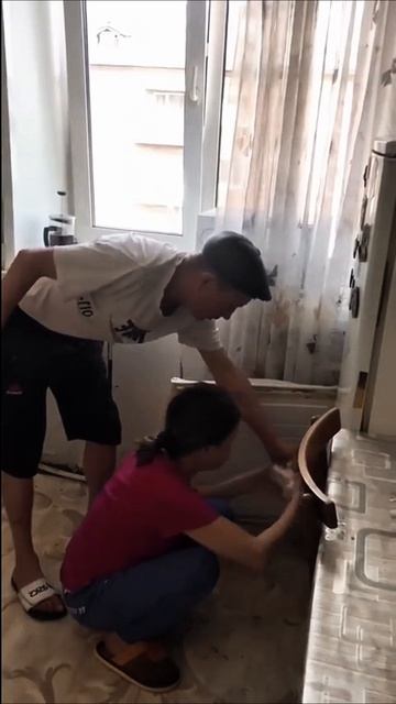 Иришка сторожит холодник от Безумного Паши! Чики Пики