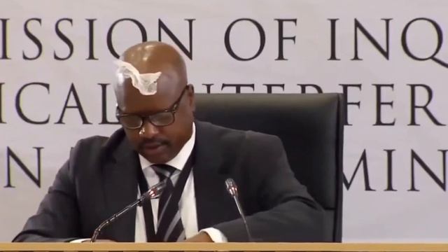 Экс-чиновник из ЮАР рассмешил суд во время слушания о коррупции. Он так вспотел от волнения, что ...