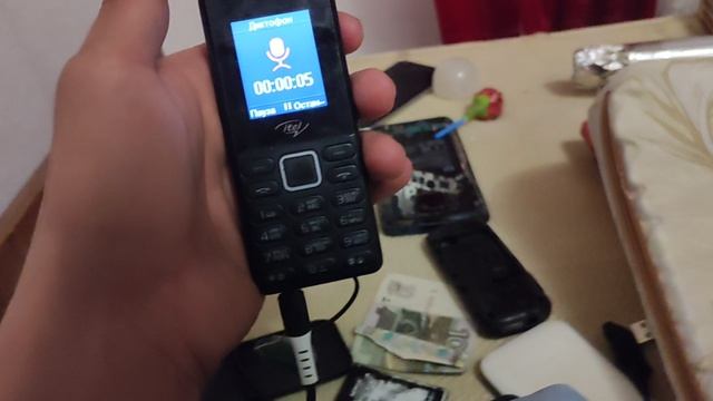 я сделал странные звуки на кнопочном телефоне Itel 2.163r с помощью конденсатора на 1.500 микрофарад