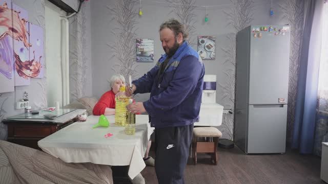 Кто съел 6 банок тушёнки? Хозяйничаем с мамой на кухне пока папа не видит ПОДВАЛ ИЛЬИЧА