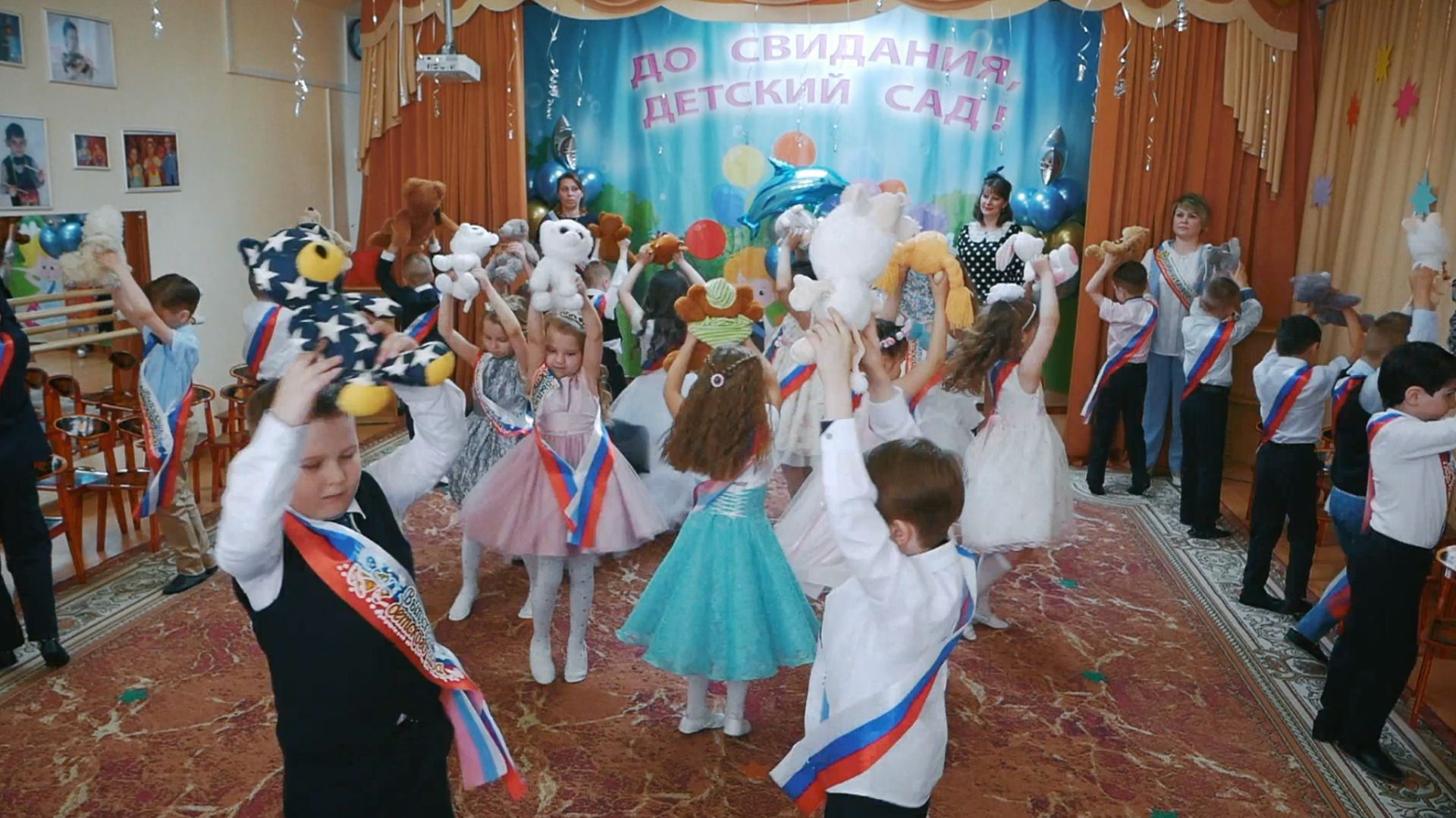 Танец выпускников с игрушками в саду  - вы помните свой выпускной?