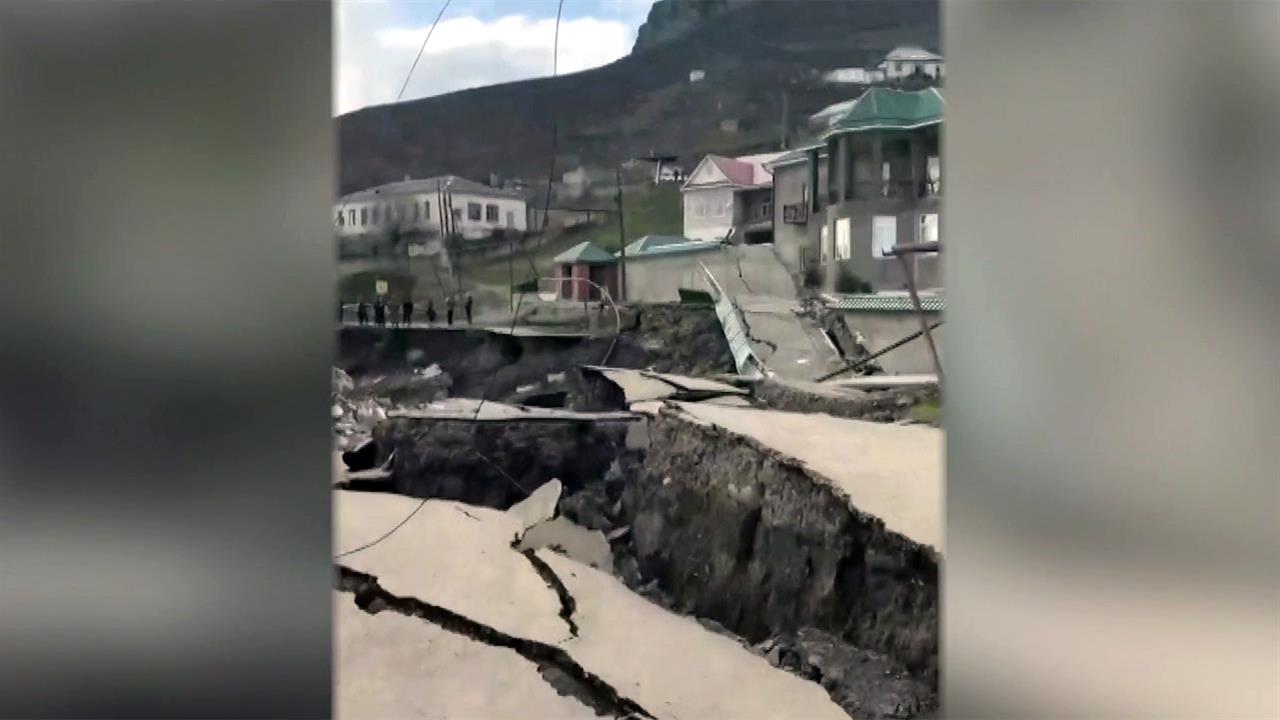 В российских регионах борются с последствиями оползней и подтоплений.