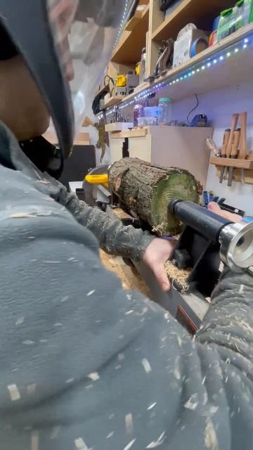 Вылет полена из станка