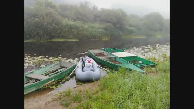 берег и лодки на реке Сороть, Новоржевский р-н спуск за косогором деревни Плясани