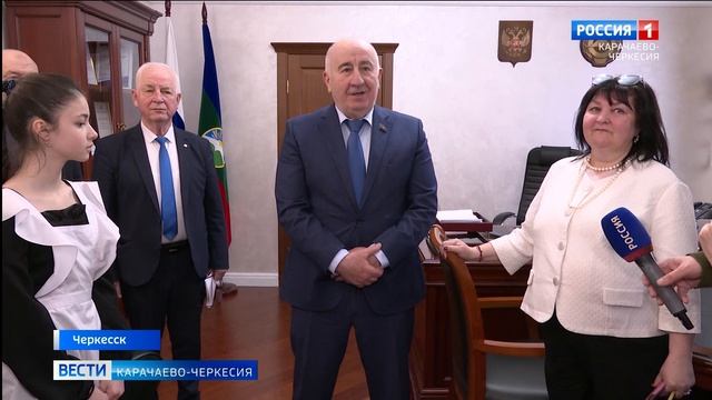 Школьники из села Коста Хетагурова посетили представителей законодательной власти в КЧР