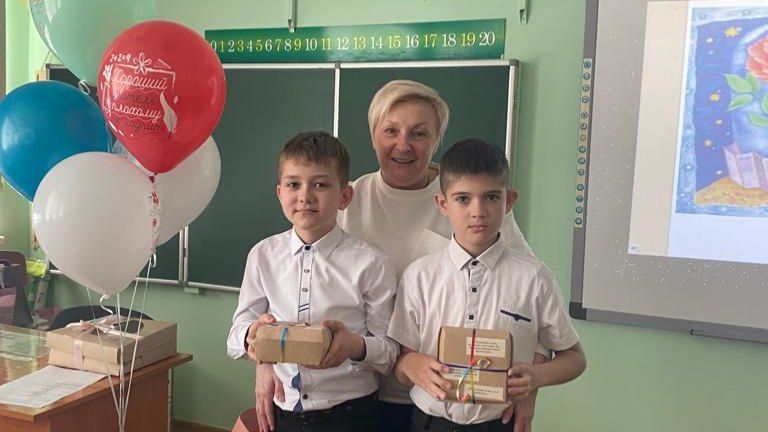 Раздача подарков 3 А класс