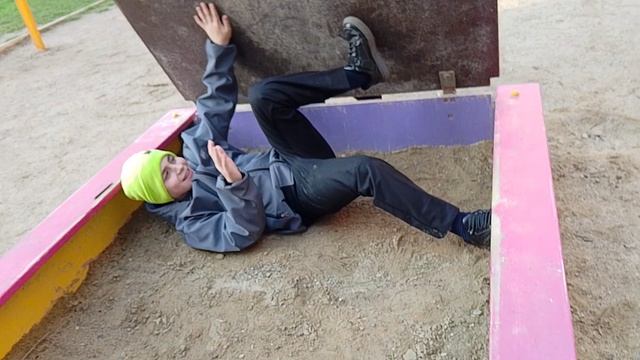 Илья лëг в писочницу