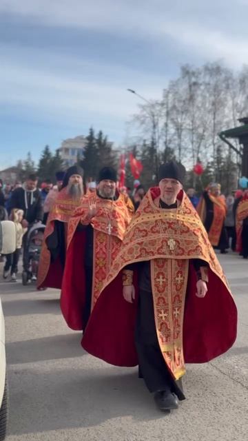 Пасхальный крестный ход в Екатеринбурге глазами прихожан Успенского собора