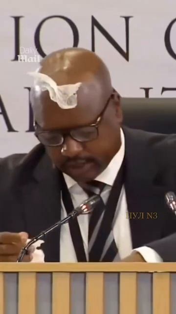 😅Салфетка прилипла прямо ко лбу экс-главы МВД Южной Африки во время рассмотрения дела о…🔽