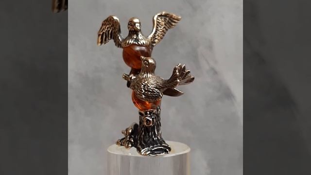 Статуэтка литая с янтарем Птички на ветке 5 х 3.5 см