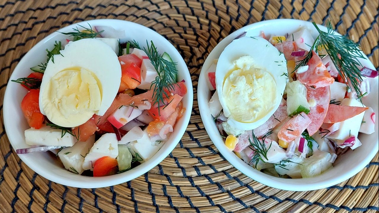 Салат из свежих овощей с крабовым мясом и брынзой. Один салат два варианта заправки.