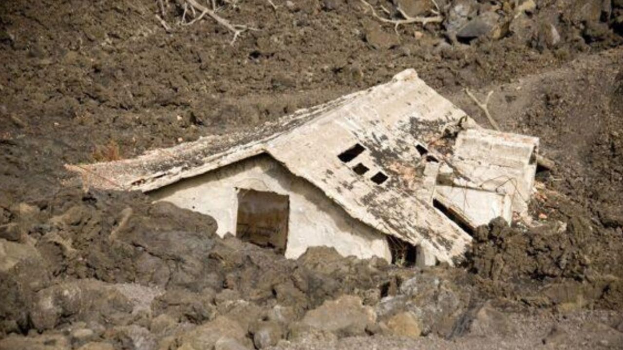 Паводки спровоцировали массовые оползни, соти домов оказались под завалами в Дагестане и Алтае