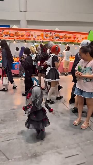 Не знаю, но малышка Аида увидела кардиолога и подбежала к нему.